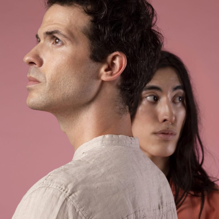 gente-fluida-di-genere-posa-uno-studio-rosa